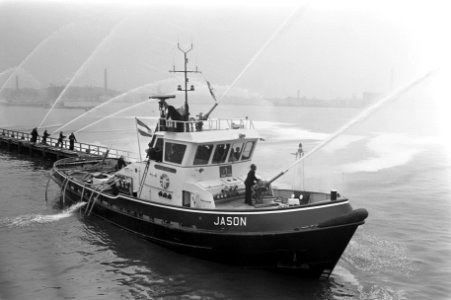 De blusboot geeft een demonstratie schuim- en waterblussen, Bestanddeelnr 921-6545