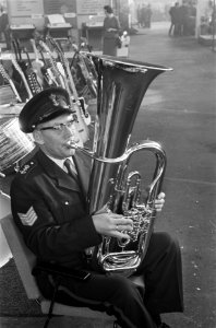 De beurs het Muziekinstrument in Expohal te Hilversum begonnen, een lid van de, Bestanddeelnr 917-0089