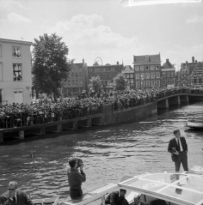 De Beatles met rondvaartboot door de grachten, na het instappen poseerden de Bea, Bestanddeelnr 916-5145