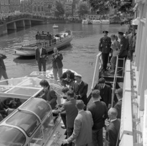 De Beatles met rondvaartboot door de grachten, na het instappen poseerden de Bea, Bestanddeelnr 916-5144