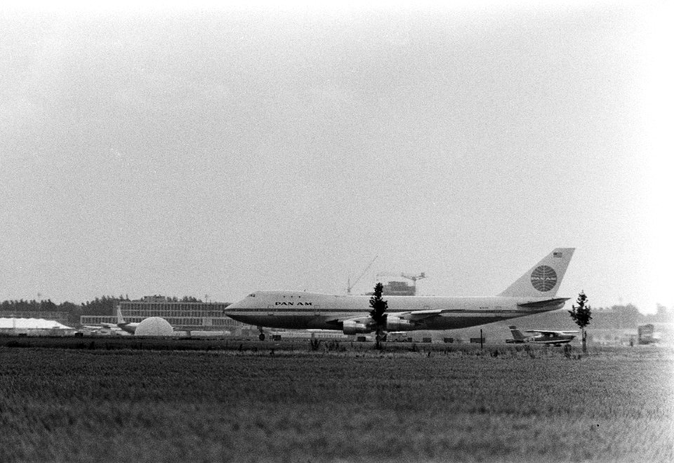 De Boeing 747 taxiet naar aankomstplaats op Schiphol, Bestanddeelnr 923-6398