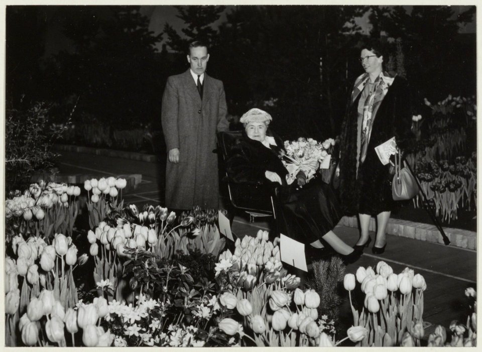 De bekende actrice Rika Hopper bracht op 25 januari 1959 een bezoek aan de Winterflora in het Krelagehuis, NL-HlmNHA 54010521