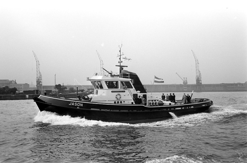 De boot vaart op hoge snelheid door de haven, Bestanddeelnr 921-6543