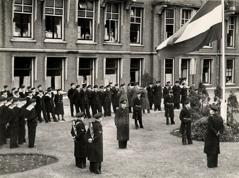 De beédiging van luitenant ter zee arts KMR Dhr. J.J.H. Vrijdaghs. Aangekocht in 1977 van fotograaf C. de Boer. Identificatienummer 54-004519, NL-HlmNHA 54004519
