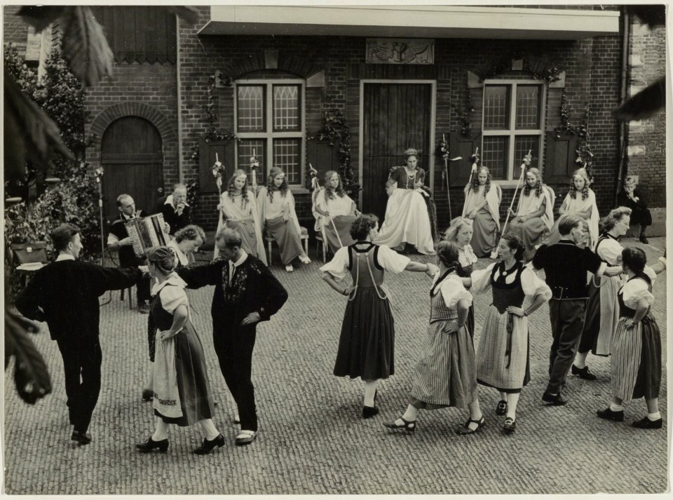 De bloemenkoningin op het binnenplein van de Kloverniersdoelen, waar een dansgroep uit Bern een voorstelling gaf. NL-HlmNHA 54010538