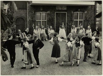 De bloemenkoningin op het binnenplein van de Kloverniersdoelen, waar een dansgroep uit Bern een voorstelling gaf. NL-HlmNHA 54010538