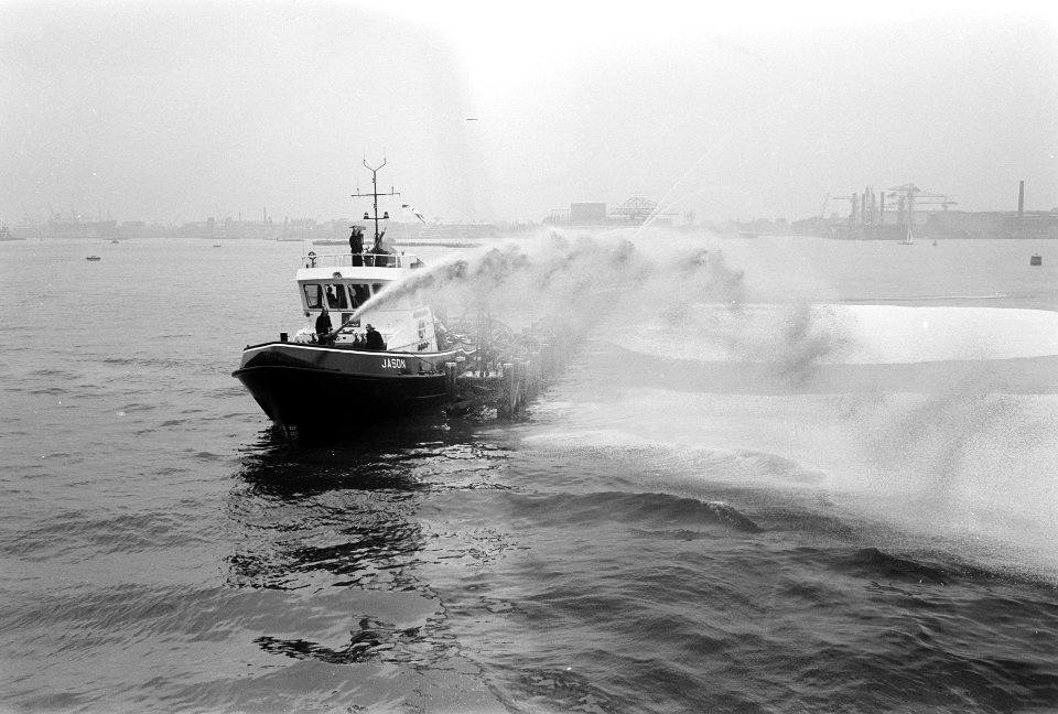 De blusboot geeft een demonstratie schuim- en waterblussen, Bestanddeelnr 921-6540