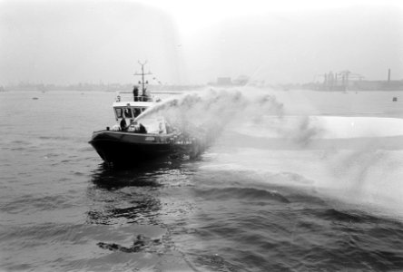 De blusboot geeft een demonstratie schuim- en waterblussen, Bestanddeelnr 921-6540