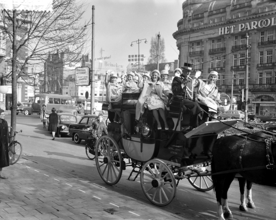 De bloemenmeisjes arriveren per koets op het Leidseplein, Bestanddeelnr 912-2198