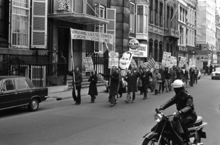 De betogers met spandoeken, Bestanddeelnr 927-0157