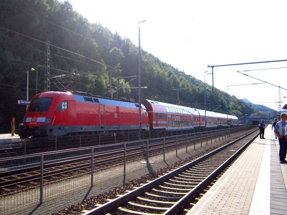 DB 182 018-2 mit S-Bahn S1 im Bahnhof Bad Schandau