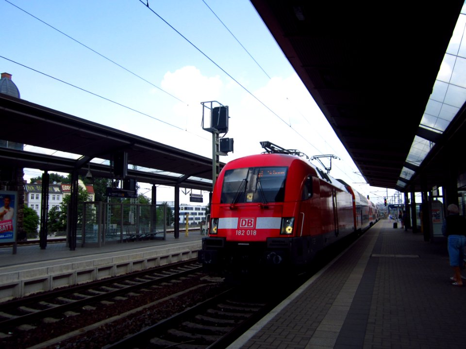 DB 182 018-2 mit S-Bahn im Bahnhof Dresden-Mitte