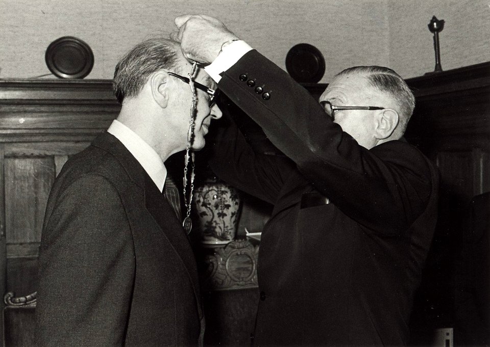 De beëdiging van Dhr. H. Machielsen tot burgemeester door loco-burgemeester Van der Mije. Aangekocht in 1977 van fotograaf C. de Boer. Identificatienummer 54-005135, NL-HlmNHA 54010752