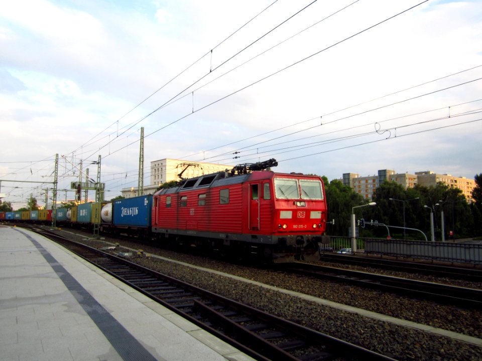 DB 180 015-0 mit Containerzug vor dem Dresdner Hauptbahnhof