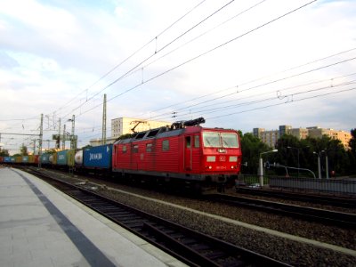 DB 180 015-0 mit Containerzug vor dem Dresdner Hauptbahnhof