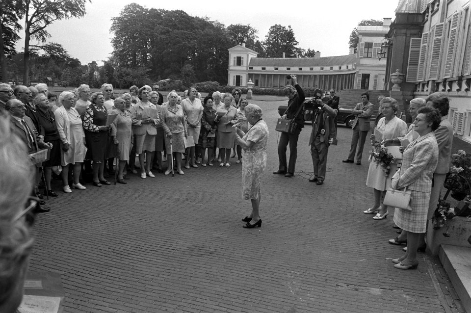 De bezoekende senioren vormen een groot koor voor de koningin, ondertussen worde, Bestanddeelnr 925-6660