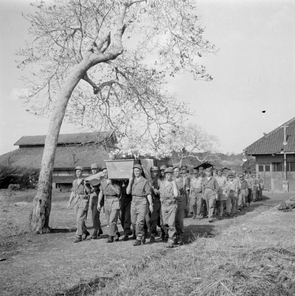 De begrafenis van sergeant R Hannink, 1e Compagnie I Regiment Jagers te Tjilili, Bestanddeelnr 255-6784