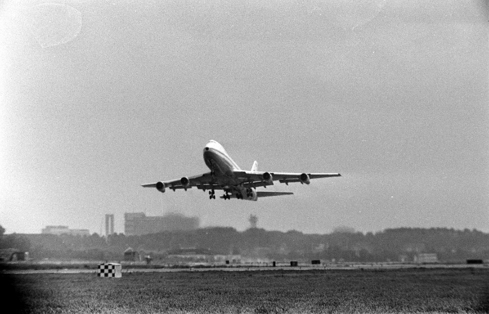 De Boeing 747 net voor de landing op Schiphol, Bestanddeelnr 923-6399