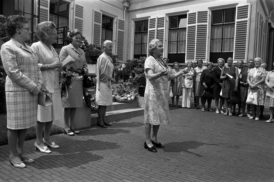 De bezoekende senioren vormen een groot koor voor de koningin, Bestanddeelnr 925-6661