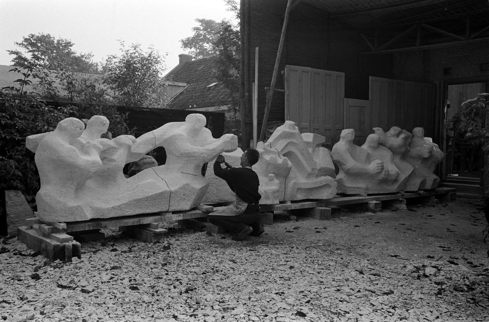 De beeldhouwer J W Radecker bezig aan het 8 meter lange beeldengroep voor het , Bestanddeelnr 914-3910