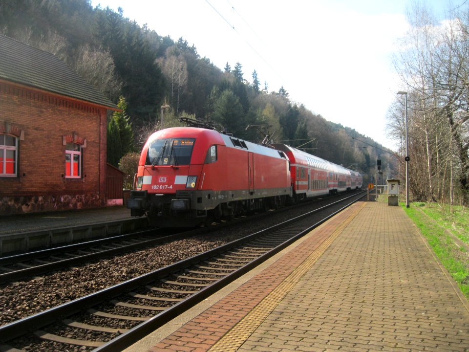 DB 182 017-4 mit S-Bahn S1 im Bahnhof Krippen