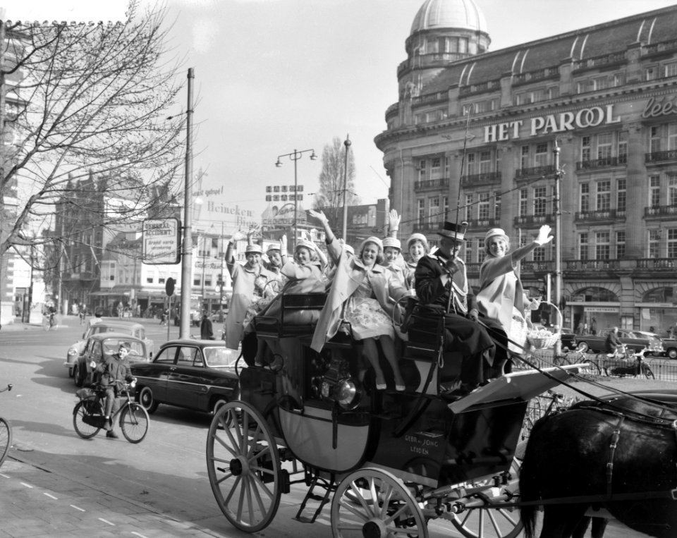 De bloemenmeisjes arriveren per koets op het Leidseplein, Bestanddeelnr 912-2199