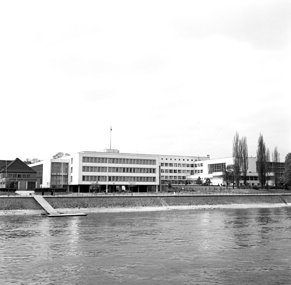 De Bondsdag in Bonn, gezien vanaf de Rijn, Bestanddeelnr 254-1045