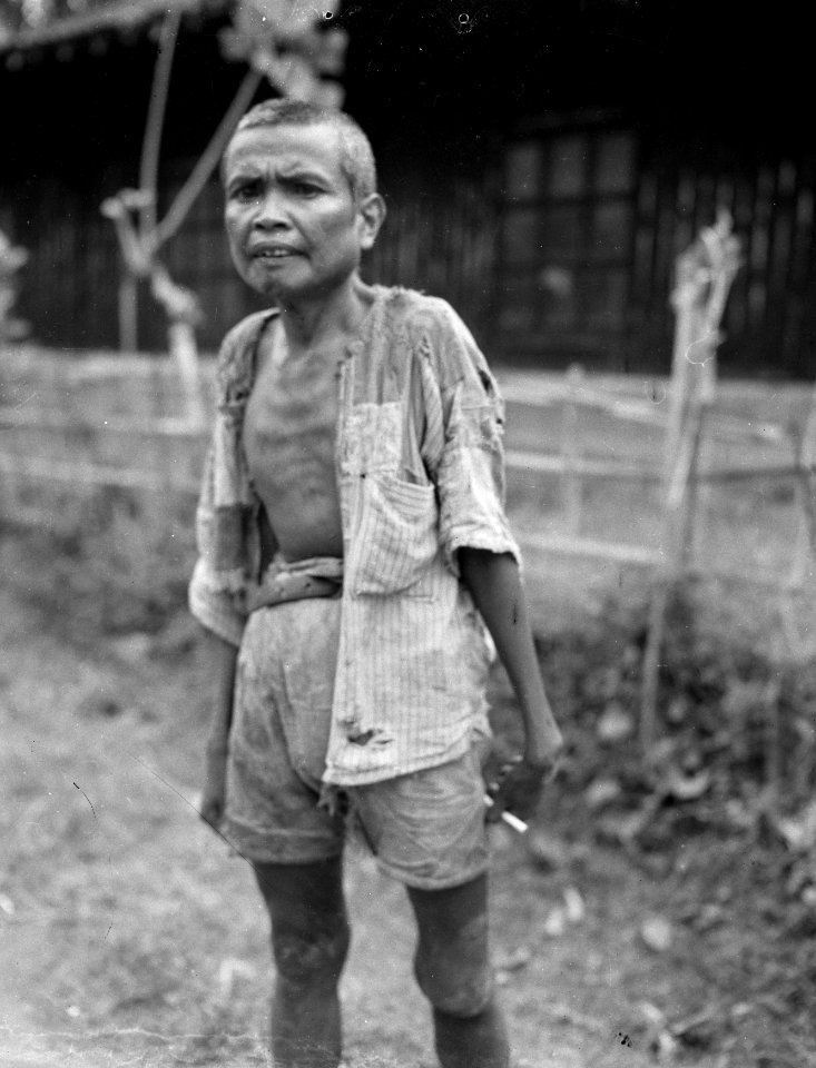 De bewoners van de vervallen en verwaarloosde Witte Kruiskolonie te Salatiga, ar, Bestanddeelnr 11917