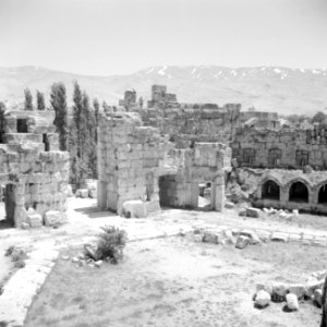 De 'zeshoekige hof' in de Romeinse ruïnes in Baalbek, Bestanddeelnr 255-6493
