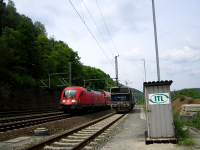 DB 182 022-4 mit S-Bahn S1 vor der Einfahrt in Bahnhof Bad Schandau