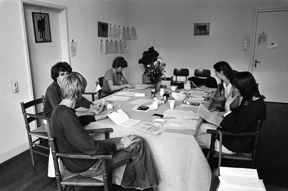 De bezette Academie voor Beeldende Kunsten de bezetters overleggen, Bestanddeelnr 931-7262