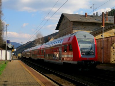 DB 182 017-4 mit S-Bahn S1 im Bahnhof Krippen (2)