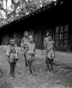 De bewoners van de vervallen en verwaarloosde Witte Kruiskolonie te Salatiga, ar, Bestanddeelnr 11921