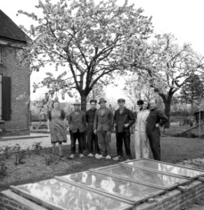 De boer (rechts) met de knechten, Bestanddeelnr 252-1934 photo