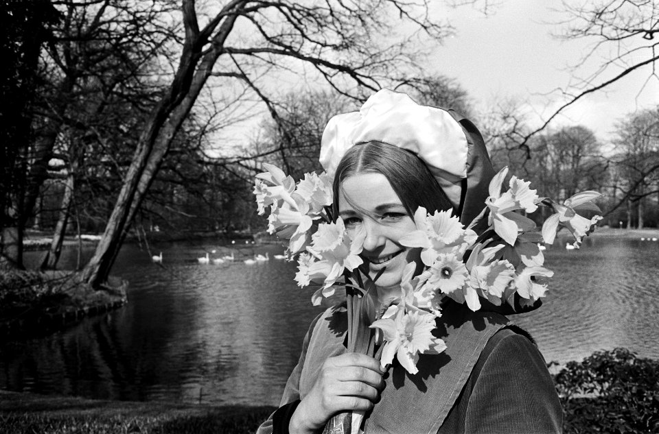 De bollenvelden in bloei, meisje tussen de bloemen, Bestanddeelnr 917-6475
