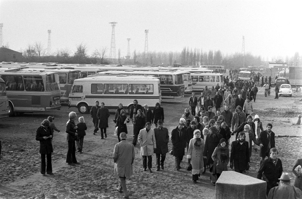 De bezoekers komen met bussen aan bij het stadion, Bestanddeelnr 926-8347