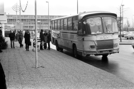 De bewoners hebben een spandoek aan de bus bevestigd, Bestanddeelnr 926-9015