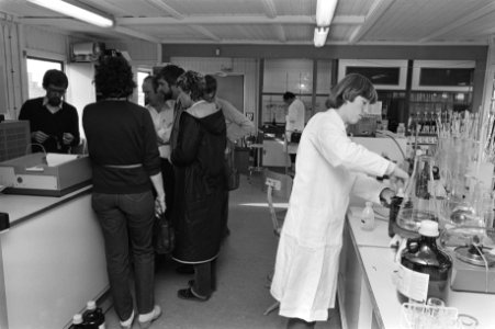 De bewonersdelegatie luistert naar J. A. van der Bom, Bestanddeelnr 931-7726