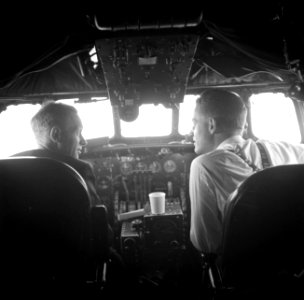 De bemanning in een cockpit van een KLM-vliegtuig, Bestanddeelnr 254-2289