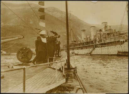 De bemanning van een terugkeerende Duitsche onderzeeboot beantwoordt de groeten, Bestanddeelnr 158-2214