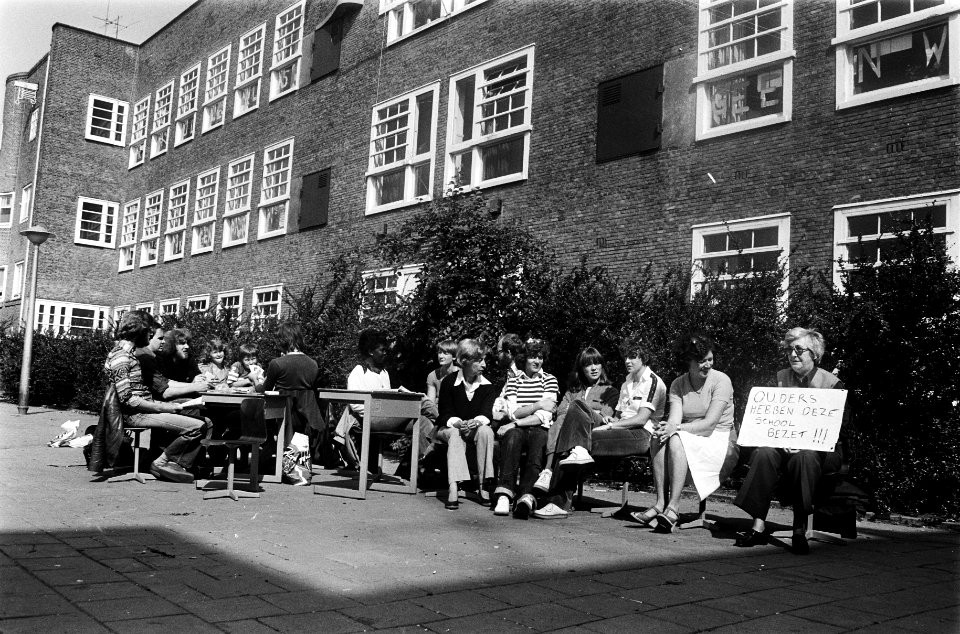 De Berlageschool bezet, demonstratie op straat, Bestanddeelnr 930-3343