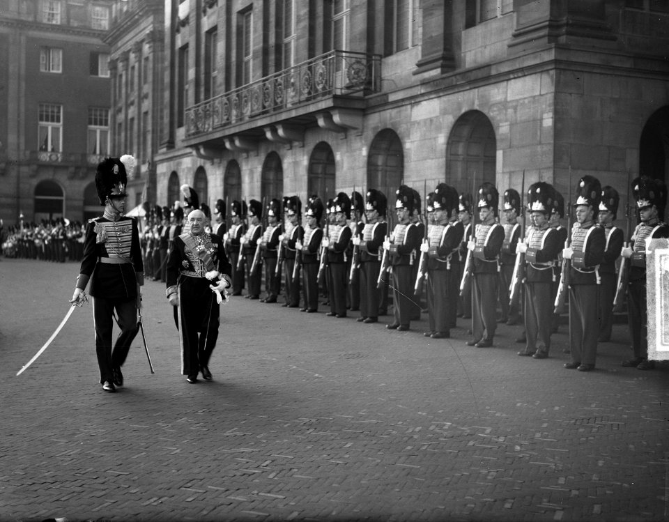 De Belgische gezant E. Graaffe gaat naar koningin Juliana voor de overhandiging , Bestanddeelnr 903-1960