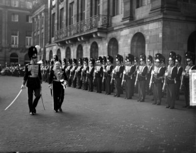 De Belgische gezant E. Graaffe gaat naar koningin Juliana voor de overhandiging , Bestanddeelnr 903-1960