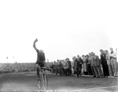 De Belg Van Kerckhoven gaat als eerste over de finish, Bestanddeelnr 903-3758