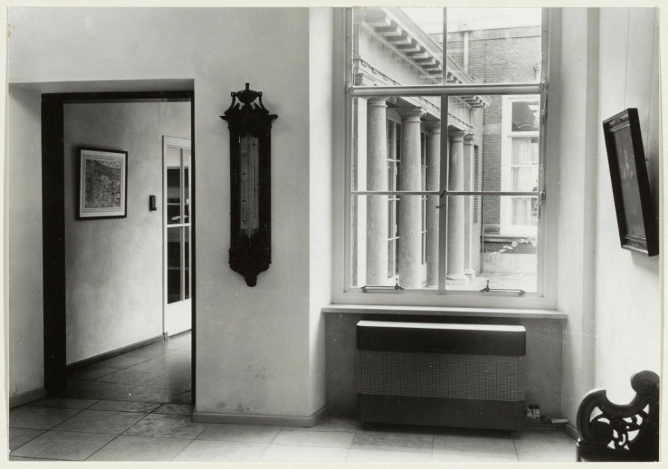 De benedenhal van het stadhuis met uitzicht op de noordelijke binnenplaats. NL-HlmNHA 54008576