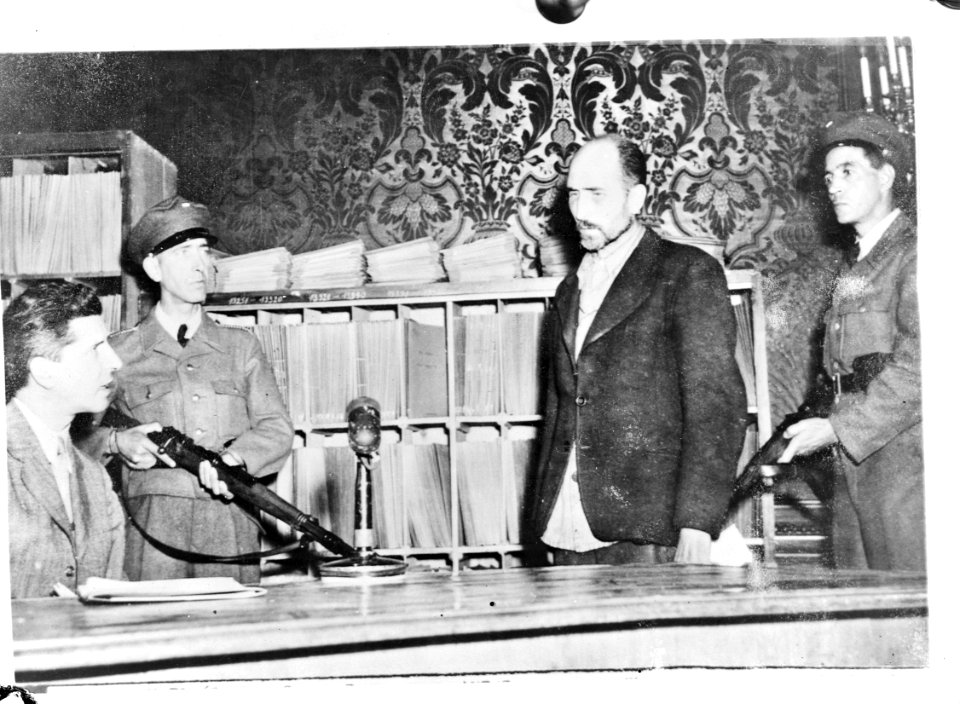De beul van Auschwitz Maximilian Grabner (staand) leider van de Politieke Af, Bestanddeelnr 901-2954
