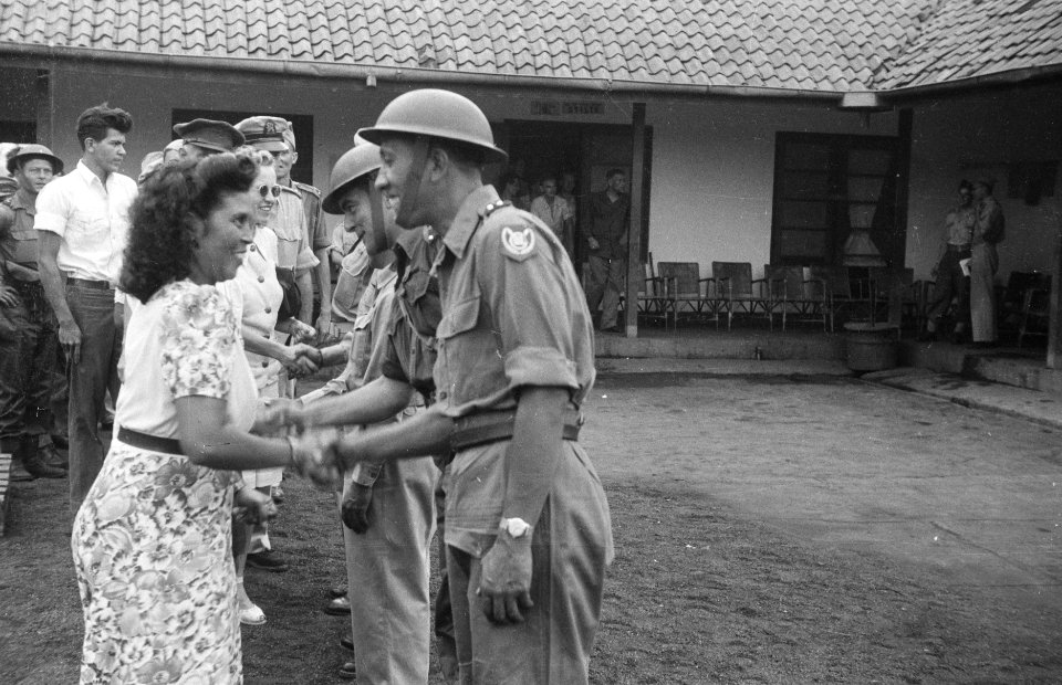 De beedigde officieren ontvangen felicitaties, Bestanddeelnr 250-1-6