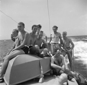 De bemanning in zwemkleding op de patrouilleboot op Aruba, Bestanddeelnr 252-7989