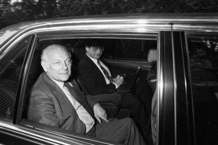 De beoogde PvdA -ministers Joop den Uyl en Ed van Thijn bij hun aankomst per aut, Bestanddeelnr 931-6718