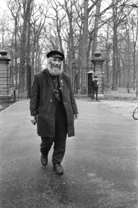 De bekende Rotterdamse clochard M.N.J. BOUWMEESTER, oud 61 jaar, is te voet uit , Bestanddeelnr 920-2192